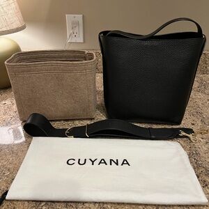 Cuyana Linea  Black Leather Bucket  Shoulder Bag with Tan Insert (Zoomoni)